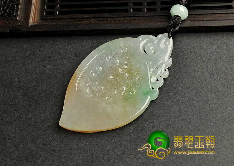 糯冰种三彩缅甸翡翠A货府中有龙挂件