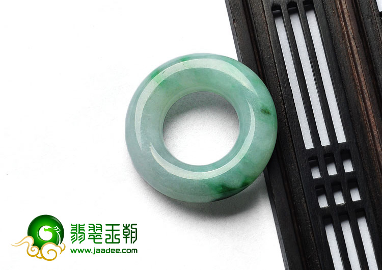 糯冰种飘绿花缅甸翡翠A货挂环