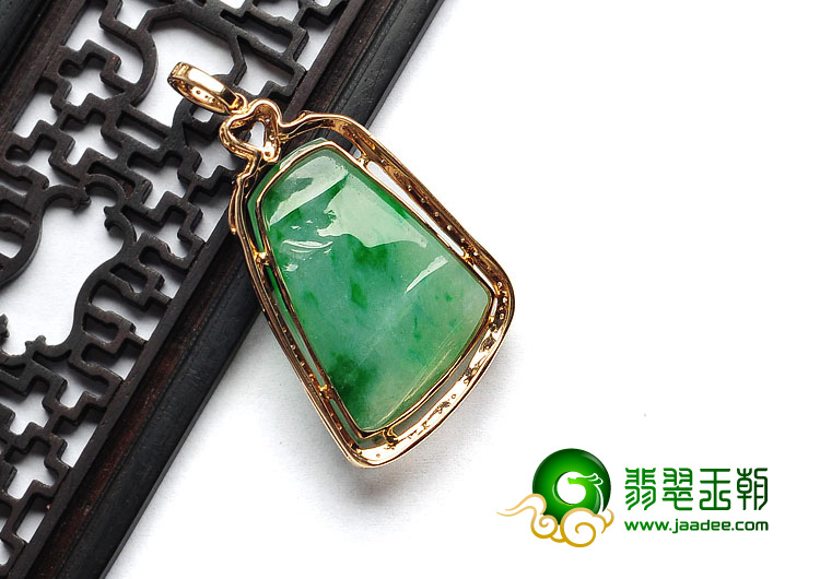 糯冰种翠色缅甸翡翠A货镀玫瑰金节节高胸坠（真钻）