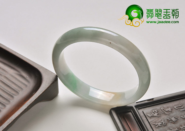糯冰种淡春带彩缅甸翡翠A货手镯（56mm）