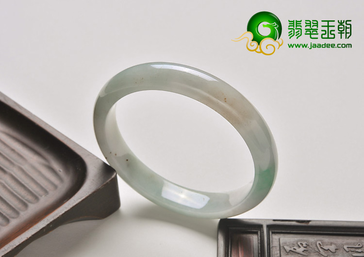 糯冰种淡春带彩缅甸翡翠A货手镯（56mm）