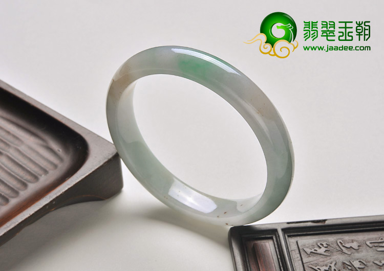 糯冰种淡春带彩缅甸翡翠A货手镯（56mm）