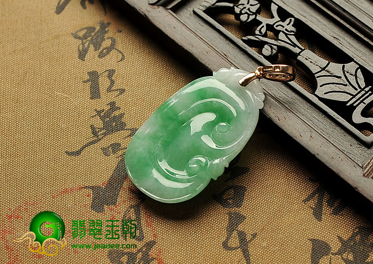糯冰种翠色缅甸翡翠A货镶金扣如意寿挂件（真钻）