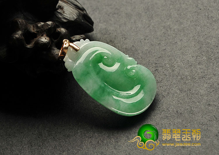 糯冰种翠色缅甸翡翠A货镶金扣如意寿挂件（真钻）