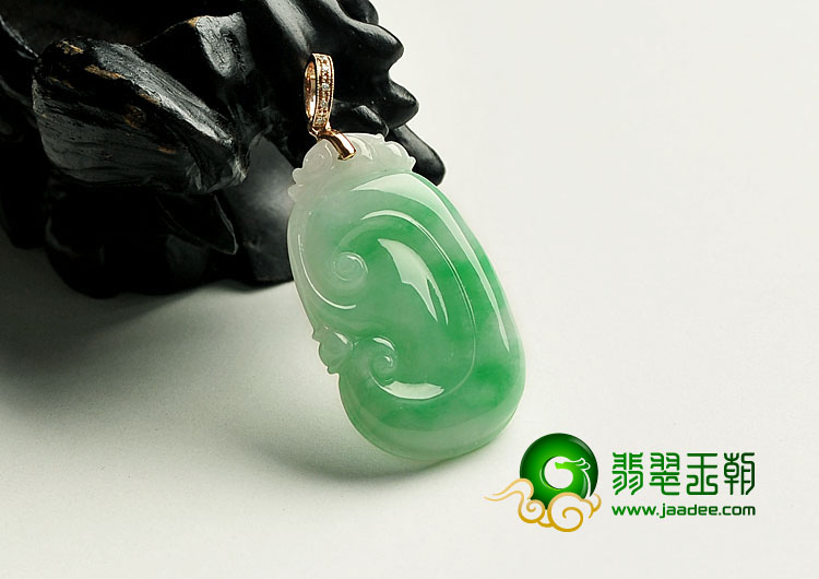 糯冰种翠色缅甸翡翠A货镶金扣如意寿挂件（真钻）