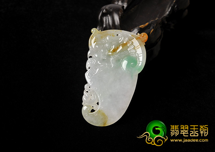 糯冰种三彩缅甸翡翠A货府中有龙挂件