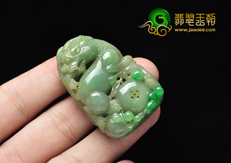 糯冰种翠色缅甸翡翠A货招财貔貅挂件