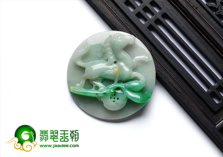 细糯种翠色缅甸翡翠A货马牌挂件