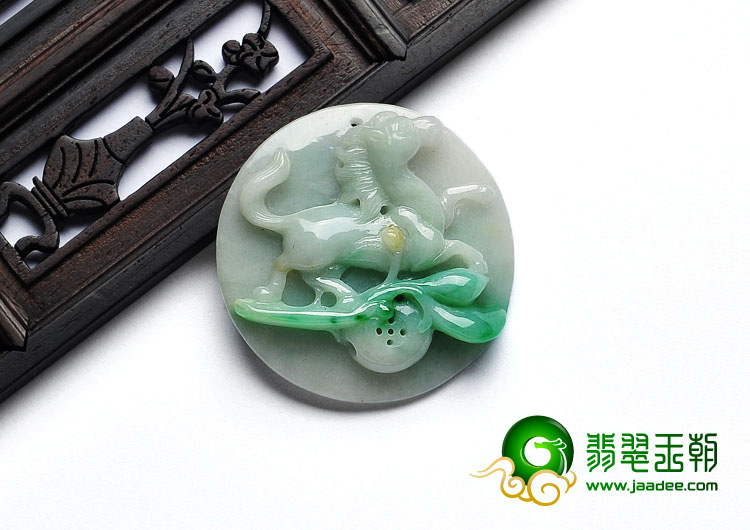 细糯种翠色缅甸翡翠A货马牌挂件