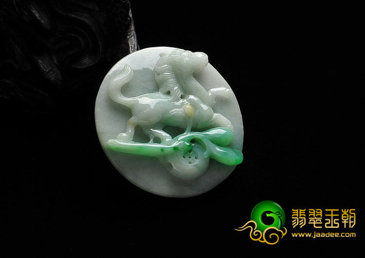 细糯种翠色缅甸翡翠A货马牌挂件