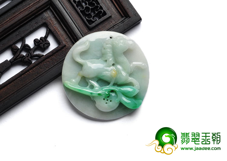 细糯种翠色缅甸翡翠A货马牌挂件