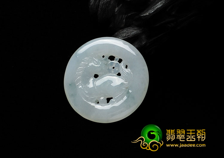 (超值推荐)糯冰种略飘花缅甸翡翠A货马牌挂件