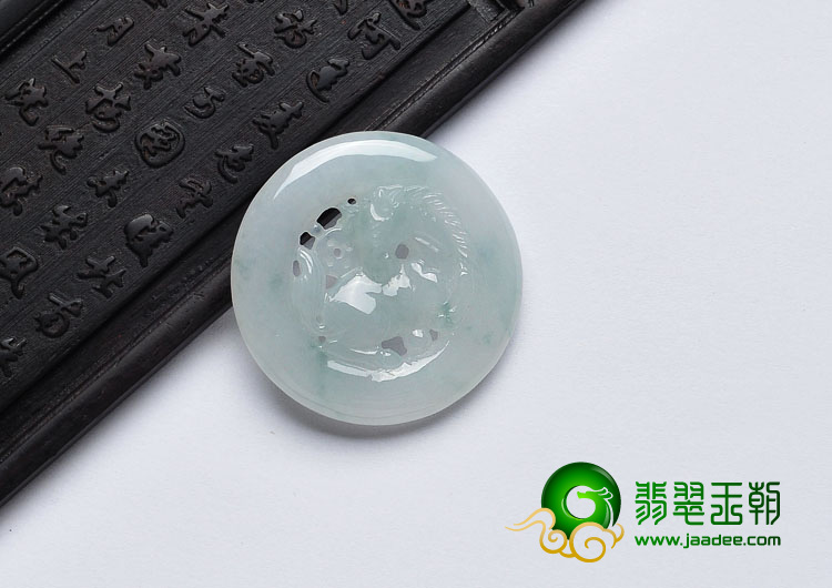 (超值推荐)糯冰种略飘花缅甸翡翠A货马牌挂件