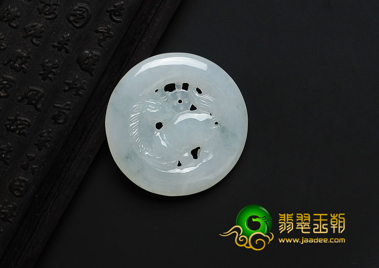 (超值推荐)糯冰种略飘花缅甸翡翠A货马牌挂件