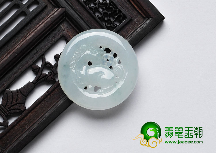 (超值推荐)糯冰种略飘花缅甸翡翠A货马牌挂件