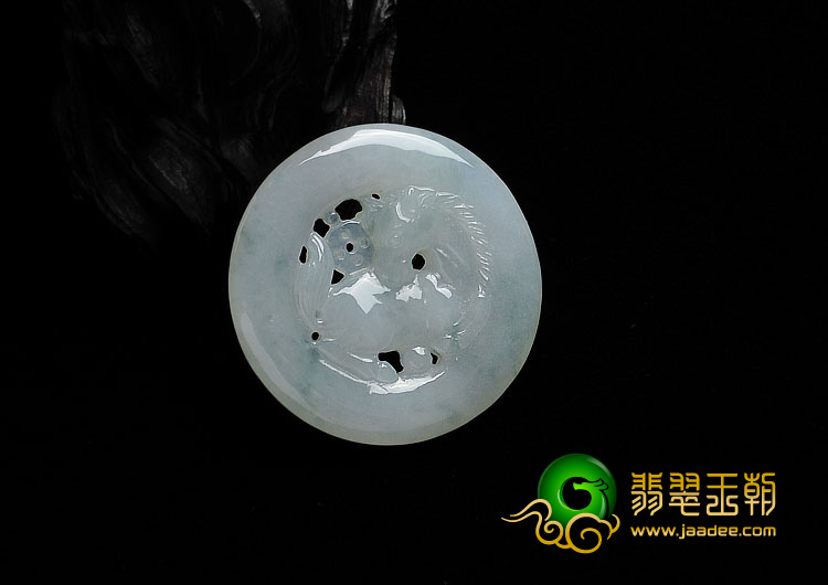 (超值推荐)糯冰种略飘花缅甸翡翠A货马牌挂件