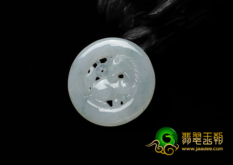 (超值推荐)糯冰种略飘花缅甸翡翠A货马牌挂件