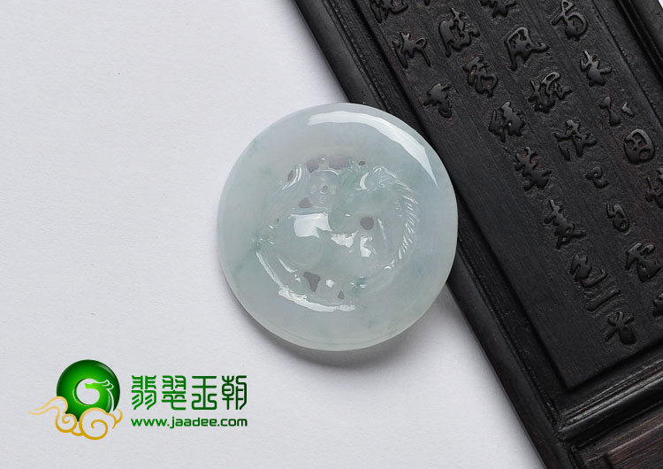 (超值推荐)糯冰种略飘花缅甸翡翠A货马牌挂件