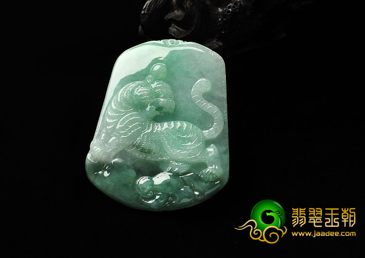 feicui糯冰种豆色缅甸翡翠A货虎牌挂件
