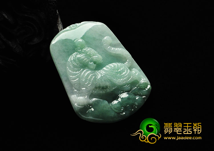 feicui糯冰种豆色缅甸翡翠A货虎牌挂件