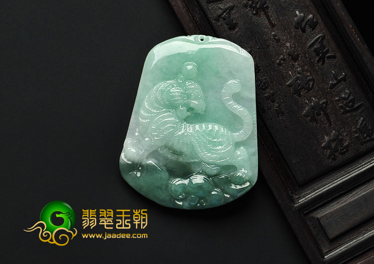 feicui糯冰种豆色缅甸翡翠A货虎牌挂件
