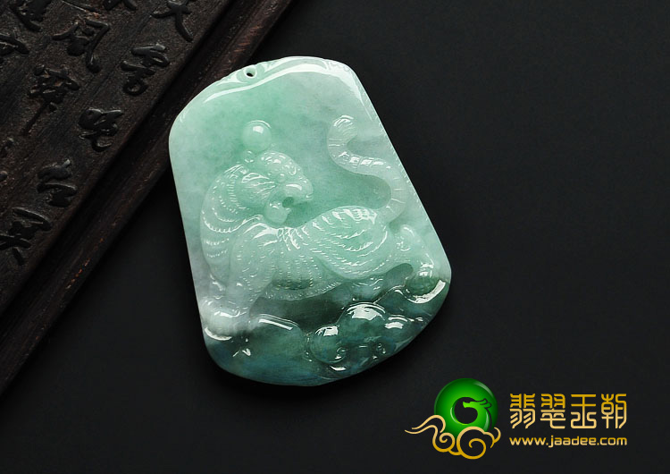 feicui糯冰种豆色缅甸翡翠A货虎牌挂件