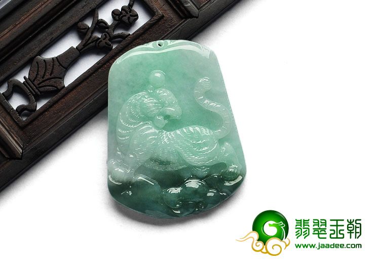 feicui糯冰种豆色缅甸翡翠A货虎牌挂件