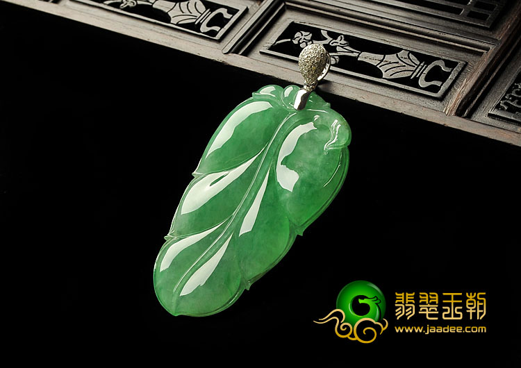 冰种阳绿缅甸翡翠A货镶白金扣叶子挂件（真钻）
