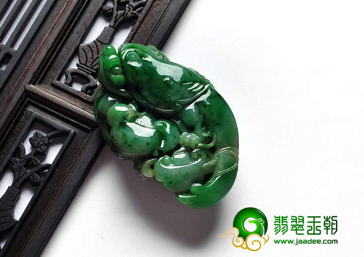 细糯种翠色缅甸翡翠A货英明神武挂件