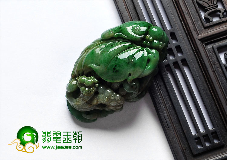 细糯种翠色缅甸翡翠A货英明神武挂件