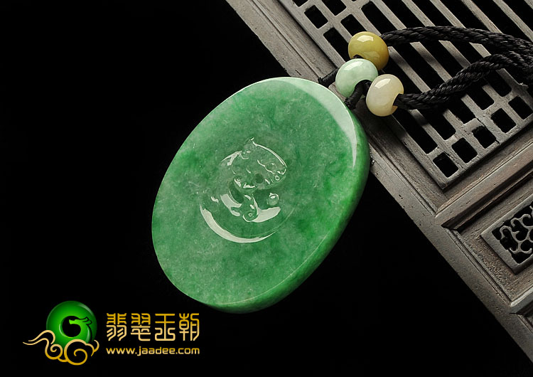 糯冰种翠色缅甸翡翠A货龙牌挂件