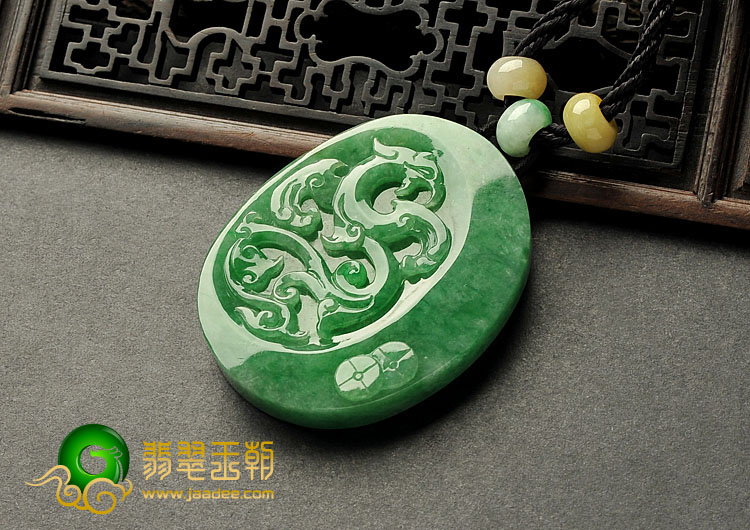 糯冰种翠色缅甸翡翠A货龙牌挂件