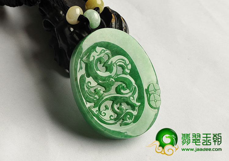 糯冰种翠色缅甸翡翠A货龙牌挂件