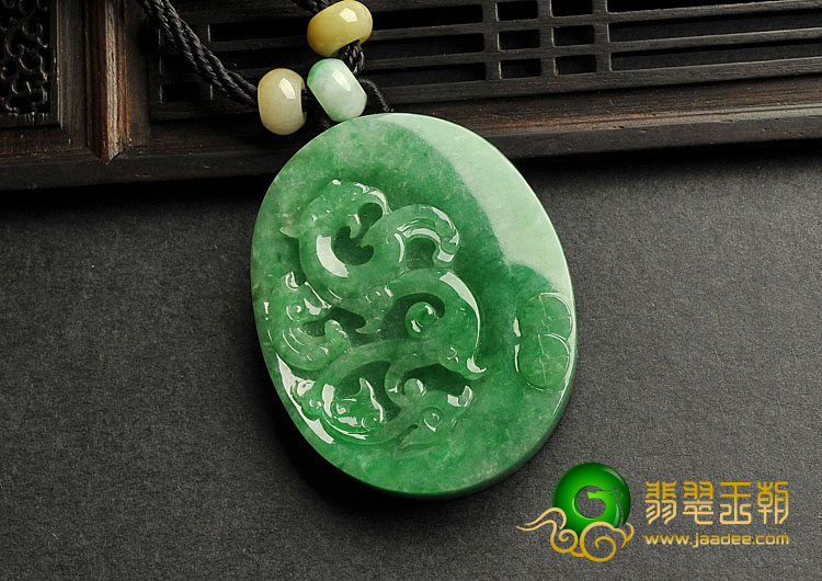糯冰种翠色缅甸翡翠A货龙牌挂件