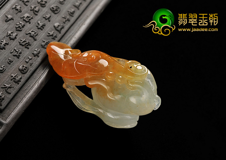 (超值推荐)糯冰种黄翡缅甸翡翠A货玉兔挂件