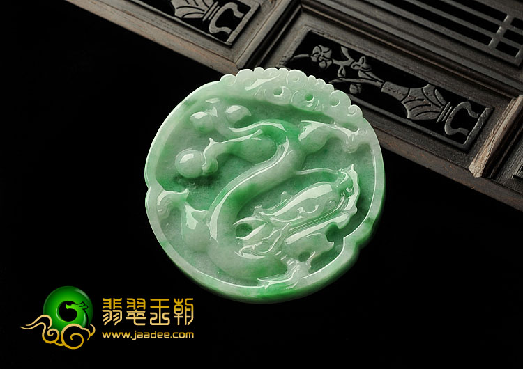 糯冰种翠色缅甸翡翠A货龙牌挂件