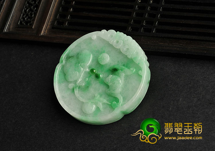 糯冰种翠色缅甸翡翠A货龙牌挂件