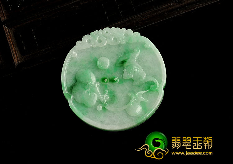糯冰种翠色缅甸翡翠A货龙牌挂件
