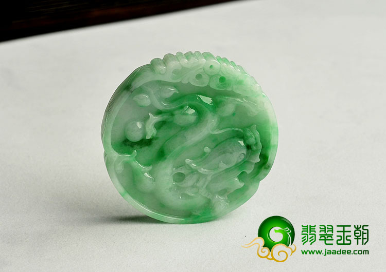 糯冰种翠色缅甸翡翠A货龙牌挂件