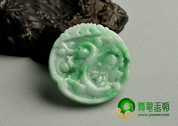 糯冰种翠色缅甸翡翠A货龙牌挂件