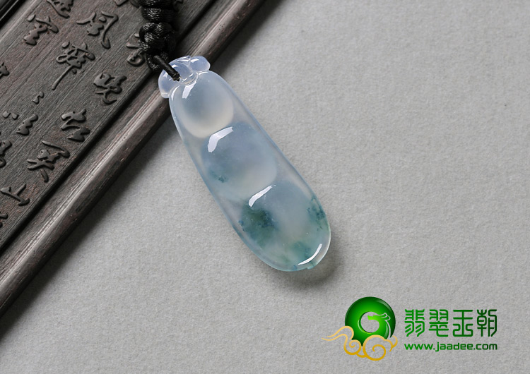 冰玻种飘花缅甸翡翠A货四季豆挂件
