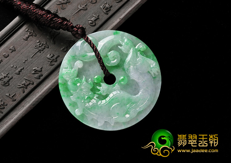 糯冰种翠色缅甸翡翠A货龙牌挂件