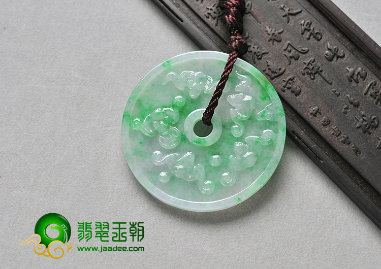 糯冰种翠色缅甸翡翠A货龙牌挂件