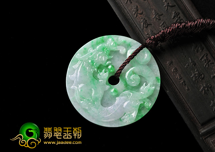 糯冰种翠色缅甸翡翠A货龙牌挂件