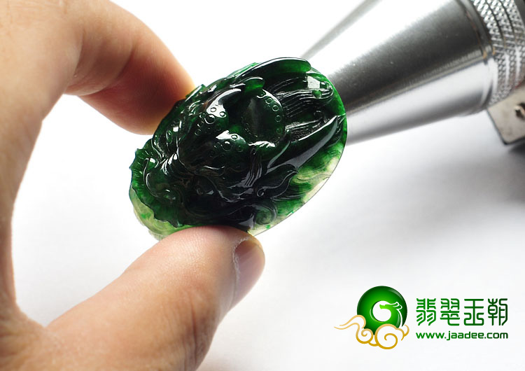 糯冰种浓绿缅甸翡翠A货龙头挂件