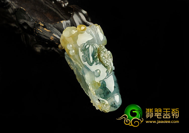 冰种黄翡飘花缅甸翡翠A货鱼龙变挂件