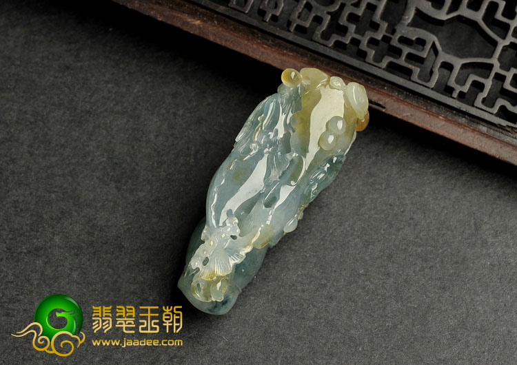 冰种黄翡飘花缅甸翡翠A货鱼龙变挂件