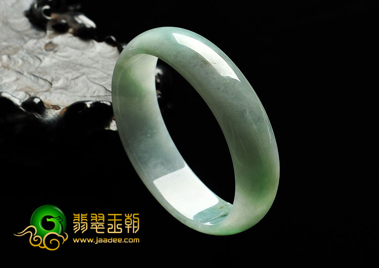 糯冰种晴水缅甸翡翠A货贵妃镯（55.8-47.6mm）