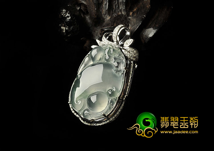 冰种晴水略飘花缅甸翡翠A货镶白金如意寿胸坠（真钻）