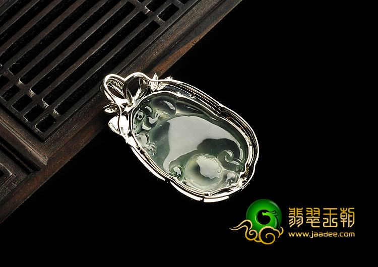 冰种晴水略飘花缅甸翡翠A货镶白金如意寿胸坠（真钻）